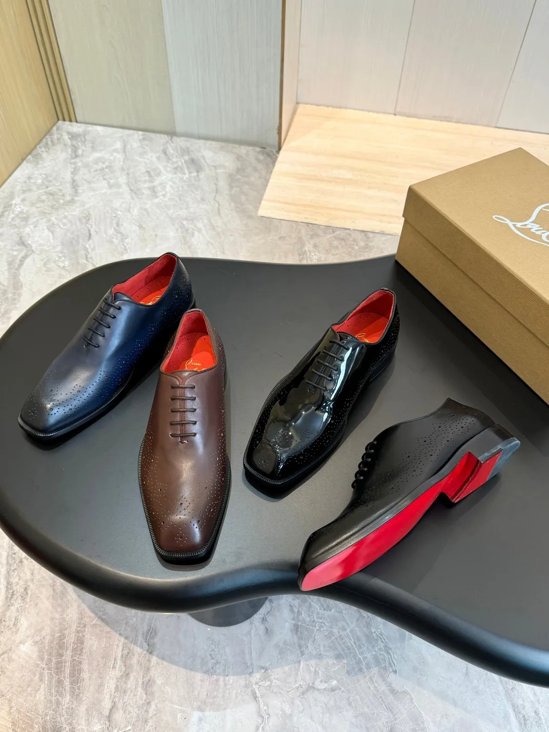 [CL red-soled shoes] Top P: 1020💰 Size 39-44 (⚠️38.45.46 custom-made, non-refundable and non-exchangeable) 🆑High-end men’s business formal leather shoes, original and genuine top-quality goods ••✅💯 Top-quality original order purchasing agent! Original imported patterned cowhide ➕Imported cowhide lining ➕Cowhide feet ➕Original leather outsole~🉑️Feel free to compare the authentic ones!
